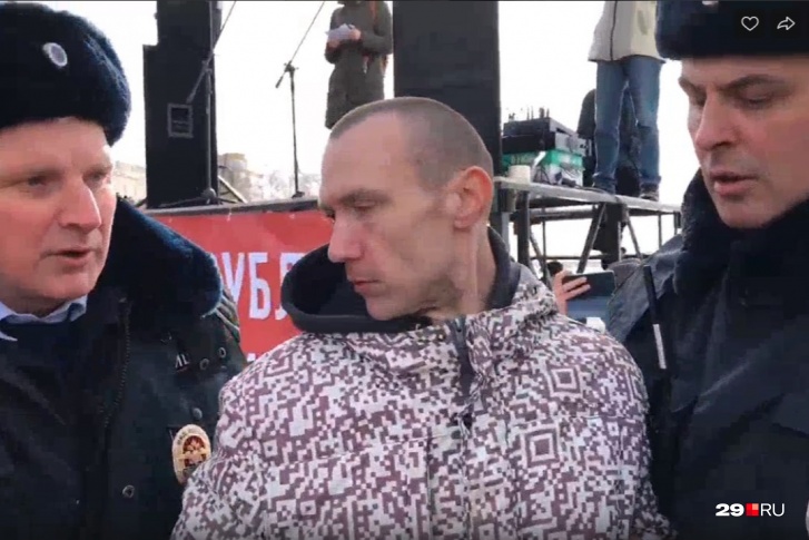 Кто задержанный мужчина, пока неизвестно. В пресс-службе регионального УМВД 29.RU оперативно не смогли прокомментировать информацию о задержании Кто задержанный мужчина, пока неизвестно. В пресс-службе регионального УМВД 29.RU оперативно не смогли прокомментировать информацию о задержании