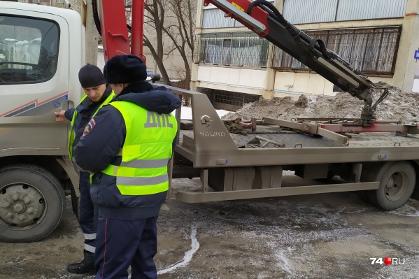 Водитель эвакуатора приехал убирать незаконно припаркованные машины и сам попал под штраф Водитель эвакуатора приехал убирать незаконно припаркованные машины и сам попал под штраф 