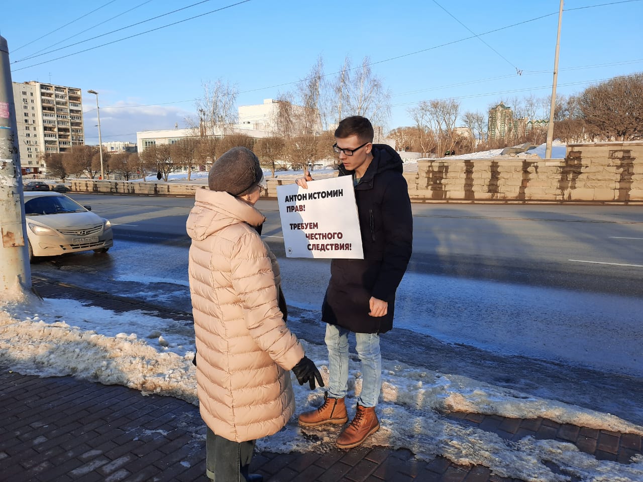 «Требуем честного следствия»: «очкарик» Рябухин вышел на одиночный пикет в центре Екатеринбурга