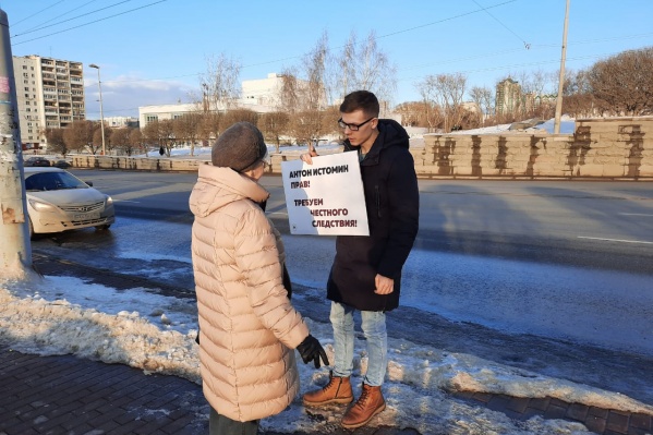 С плакатом Рябухин вышел на улицу Карла Либкнехта С плакатом Рябухин вышел на улицу Карла Либкнехта