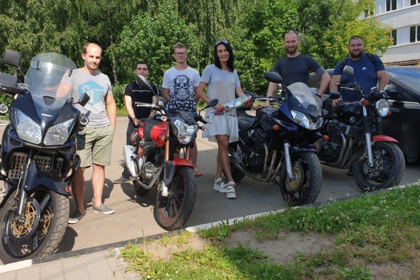 Мотоциклисты отблагодарили девушку за спасение друга Мотоциклисты отблагодарили девушку за спасение друга