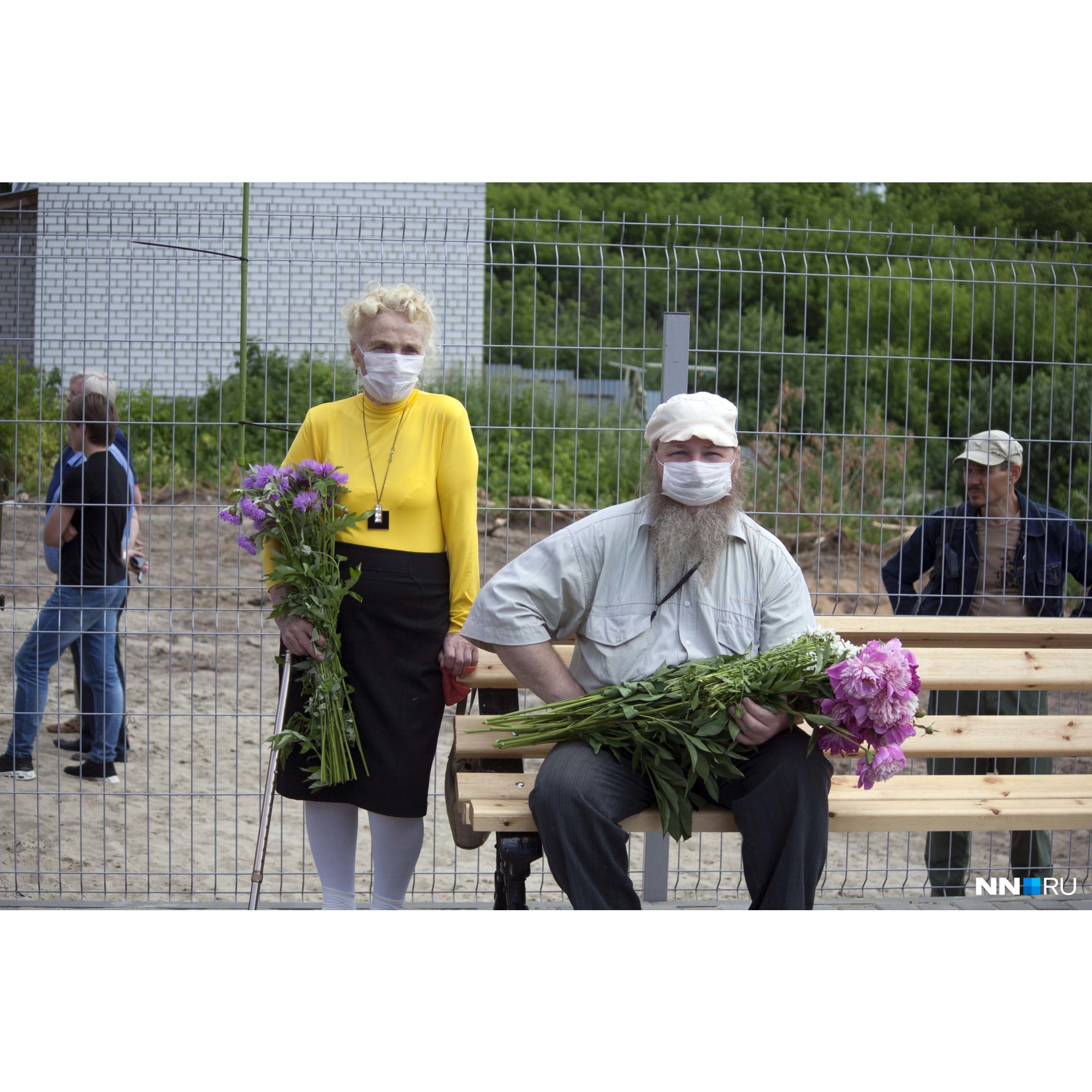 Эти борчане живут совсем рядом с памятником, за работами наблюдали с самого начала. Относятся к идее позитивно Эти борчане живут совсем рядом с памятником, за работами наблюдали с самого начала. Относятся к идее позитивно