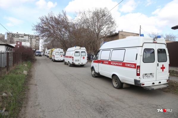 В пробке стоит более десятка машин В пробке стоит более десятка машин