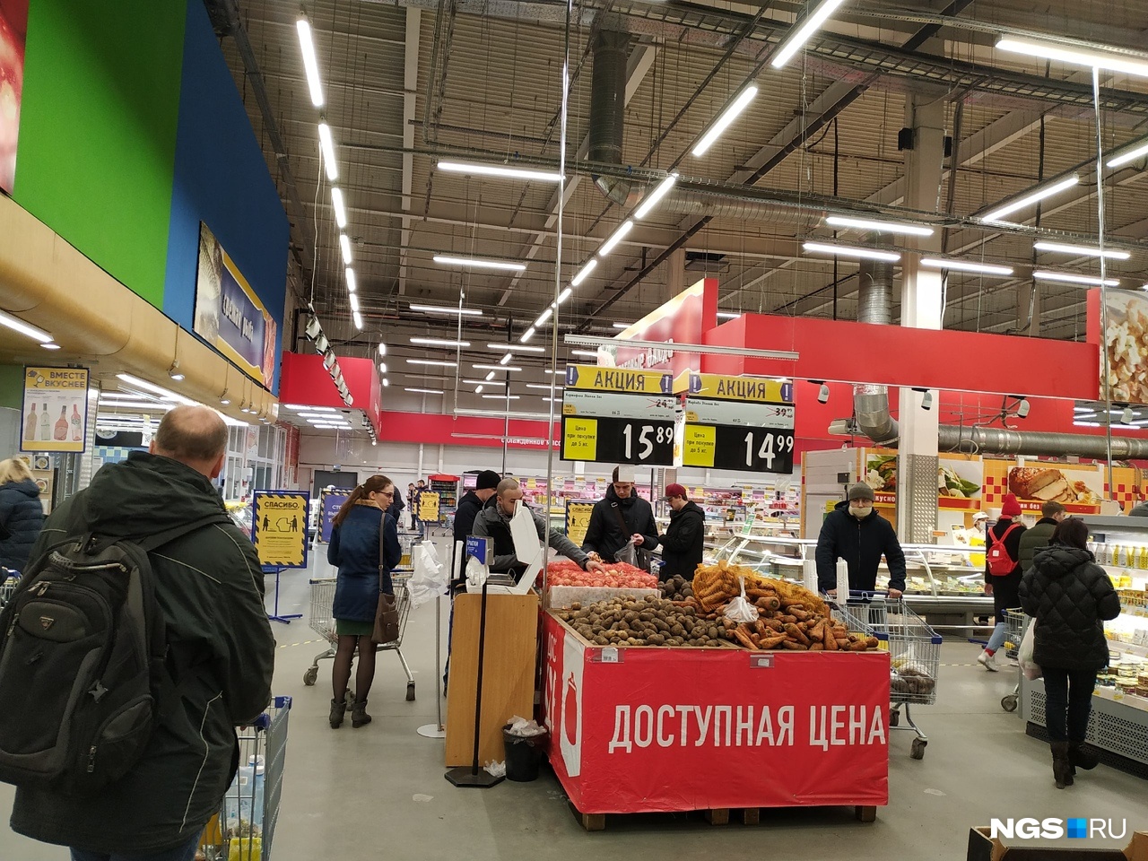 Многие люди не могут разъехаться с тележками в отделе с овощами и фруктами Многие люди не могут разъехаться с тележками в отделе с овощами и фруктами