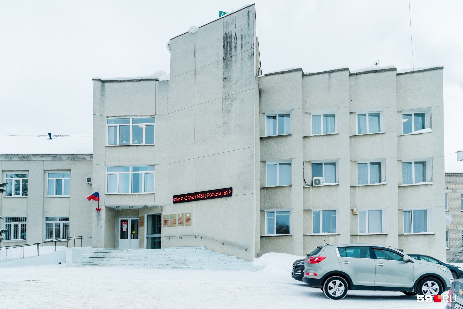 В Прикамье инвалид-колясочник сломала руки, пытаясь подняться по пандусу в администрацию. Ей присудили компенсацию