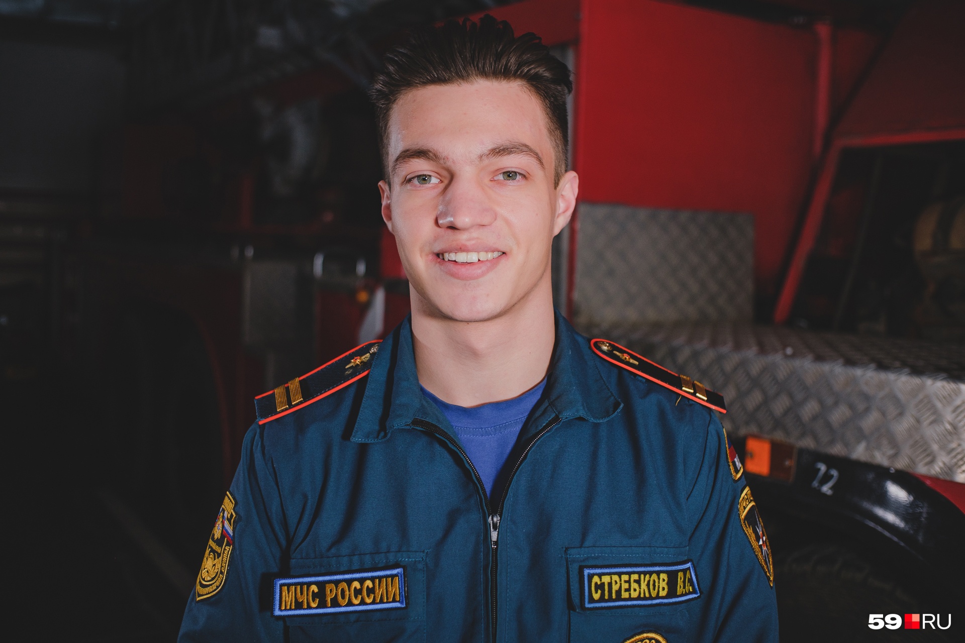 На фото пожарный из Перми Владислав Стребков
