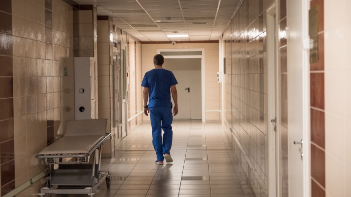Главврач ростовской больницы опроверг обвинения, что недоплатил медикам за работу с COVID-19