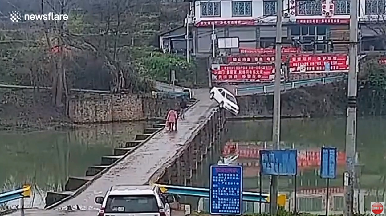 Китаец получил права и уехал с моста в реку, читая поздравления
