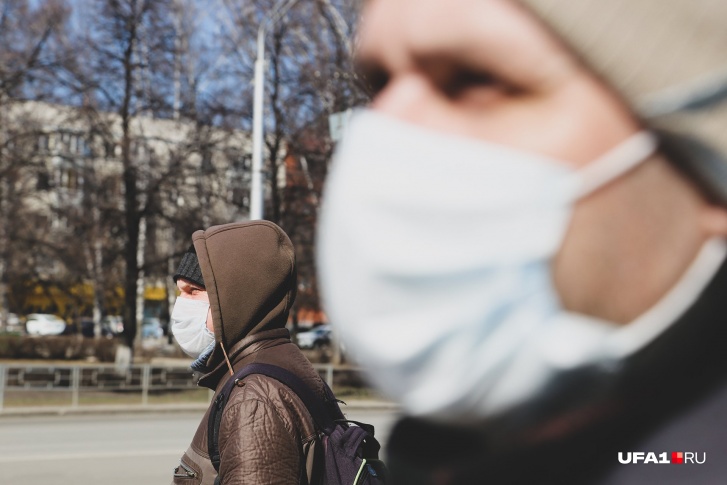 Сознательные граждане носят маски, чтобы уменьшить риск заразиться коронавирусом