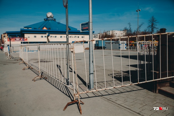 В Тюмени закрыты все бульвары, парки и развлекательные заведения. Детские и спортивные площадки перемотаны заградительными лентами В Тюмени закрыты все бульвары, парки и развлекательные заведения. Детские и спортивные площадки перемотаны заградительными лентами