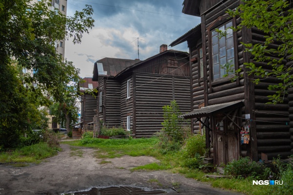 Два барака на улице Нарымской — самые старые. В них, как рассказывали местные жители, до последнего дня было печное отопление Два барака на улице Нарымской — самые старые. В них, как рассказывали местные жители, до последнего дня было печное отопление