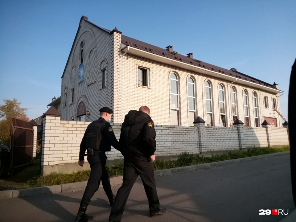 Сегодня там тоже работают судебные приставы Сегодня там тоже работают судебные приставы