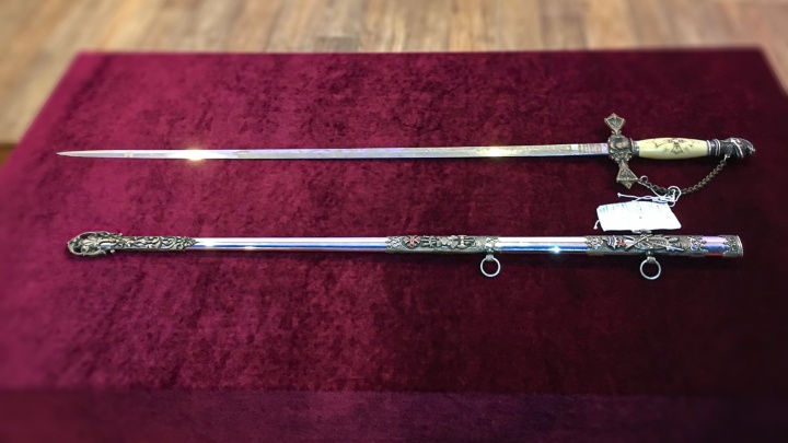 Сокровище среди посуды: в самарский музей передали меч масонов-тамплиеров