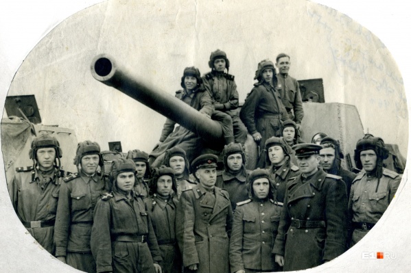 Танкисты на фоне ИСУ-122, Алексей Скоморохов — пятый слева в нижнем ряду Танкисты на фоне ИСУ-122, Алексей Скоморохов — пятый слева в нижнем ряду