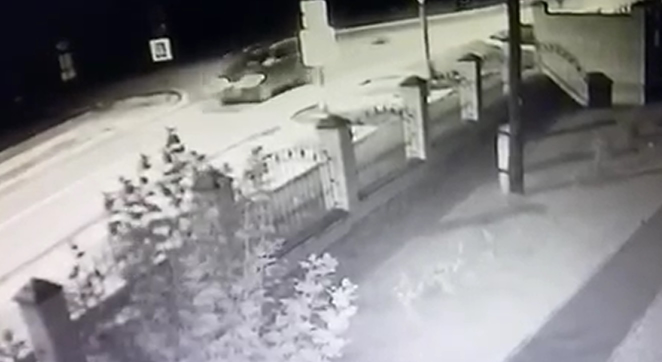 Момент ДТП на Урале, где пьяный водитель Volkswagen сбил 15-летнюю девочку, попал на видео