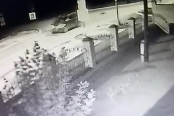 Момент аварии записала камера видеонаблюдения, установленная на соседнем здании Момент аварии записала камера видеонаблюдения, установленная на соседнем здании