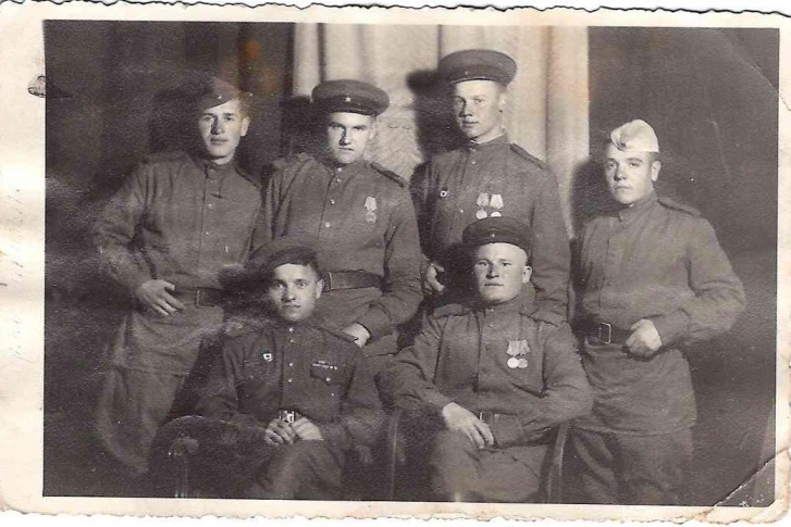 Михаил Романов — в первом ряду справа с товарищами в Австрии