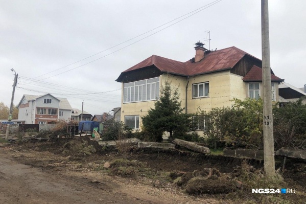 Территорию вокруг дома перекопали экскаватором 21 сентября Территорию вокруг дома перекопали экскаватором 21 сентября