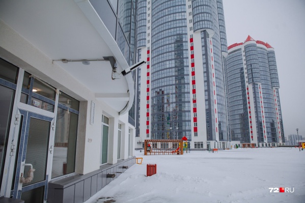 Платежи за коммуналку в разных частях города достаточно сильно отличаются. С чем это связано? Платежи за коммуналку в разных частях города достаточно сильно отличаются. С чем это связано?