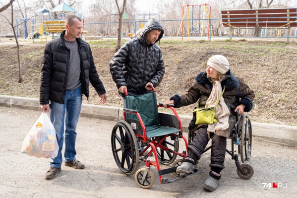 У старой коляски подставки под ноги не было, приходилось волочить ноги по земле У старой коляски подставки под ноги не было, приходилось волочить ноги по земле