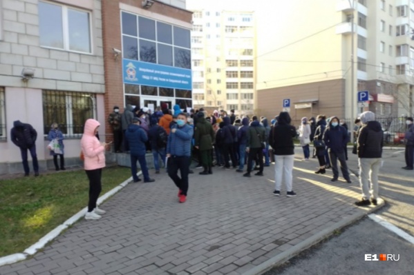 Водителям приходится занимать очереди с шести утра, чтобы получить услугу Водителям приходится занимать очереди с шести утра, чтобы получить услугу