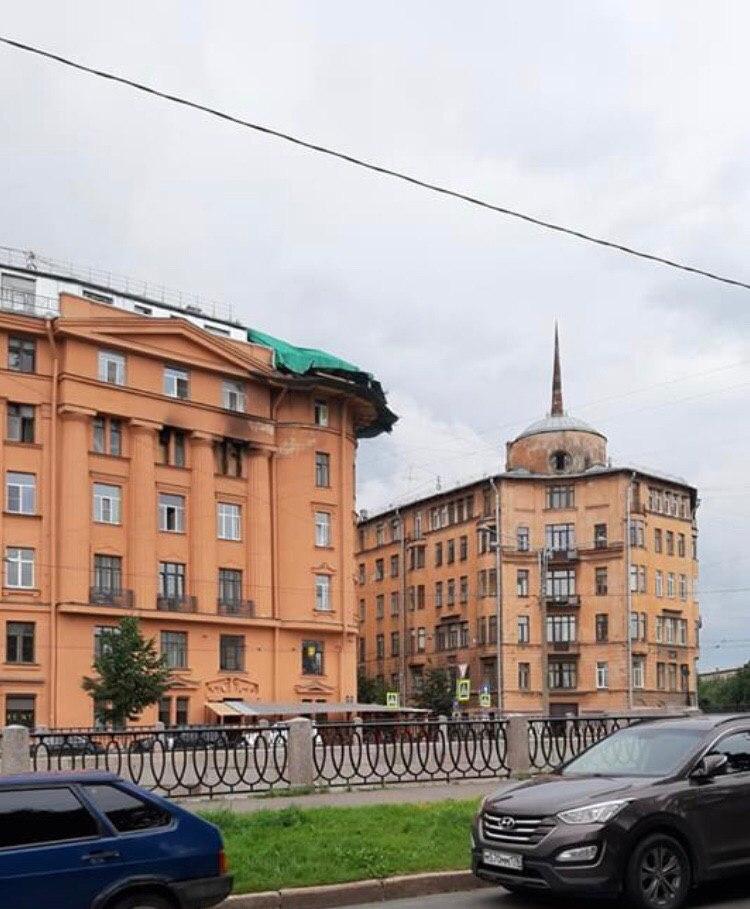 В дом Чубакова на набережной Карповки пришел капитальный ремонт. Со здания снесли столетнюю башню