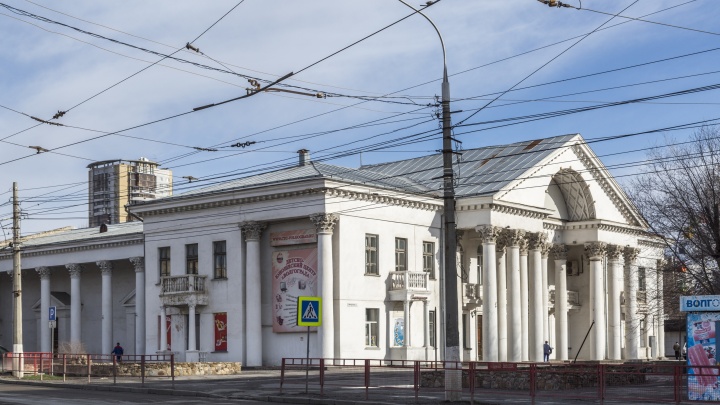 Крыша закрытого на реконструкцию кинотеатра «Победа» вспыхнула в Волгограде