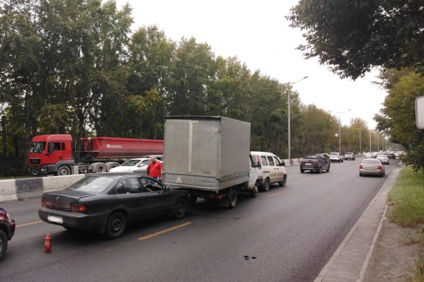 Автомобиль, который, по словам одного из водителей, стал причиной аварии, благополучно её избежал Автомобиль, который, по словам одного из водителей, стал причиной аварии, благополучно её избежал