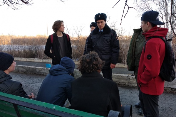 Сотрудники полиции патрулируют улицы с выходных Сотрудники полиции патрулируют улицы с выходных 