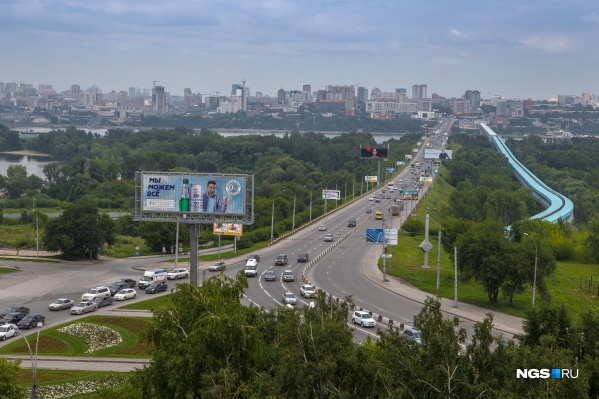 Дорогу к мосту расширят до шести полос Дорогу к мосту расширят до шести полос