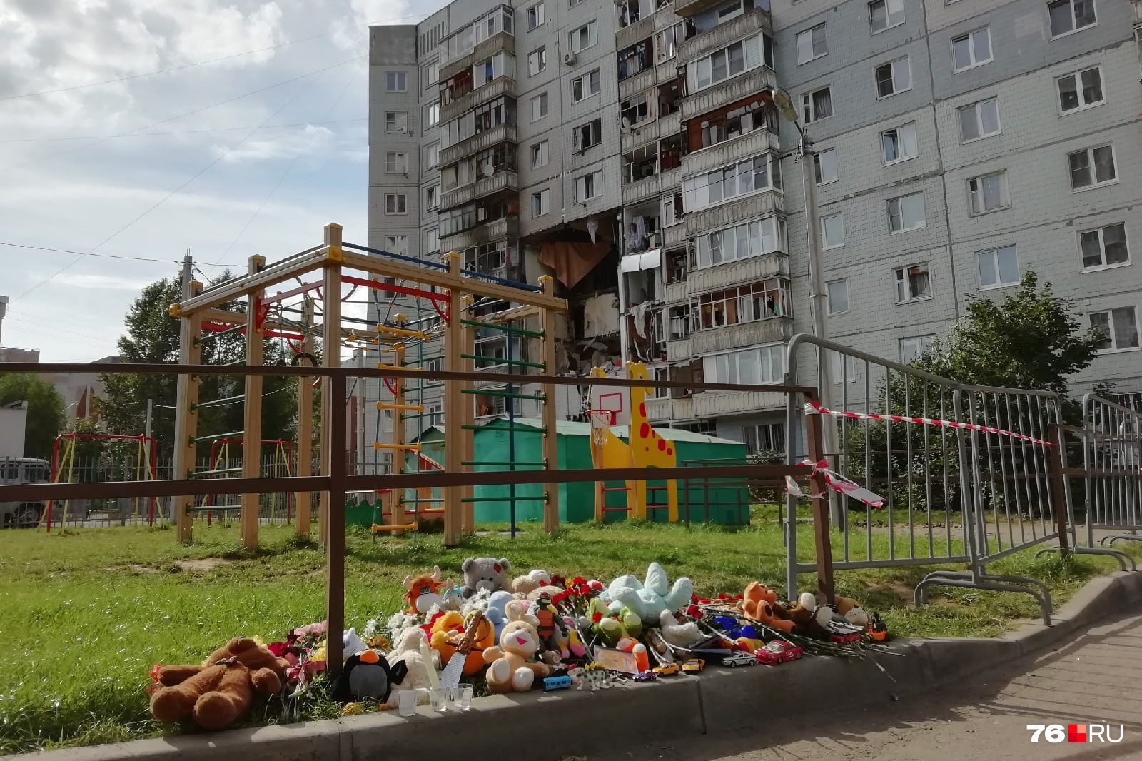 «Страшно оставлять детей»: жители взорвавшегося в Ярославле дома боятся возвращаться в квартиры