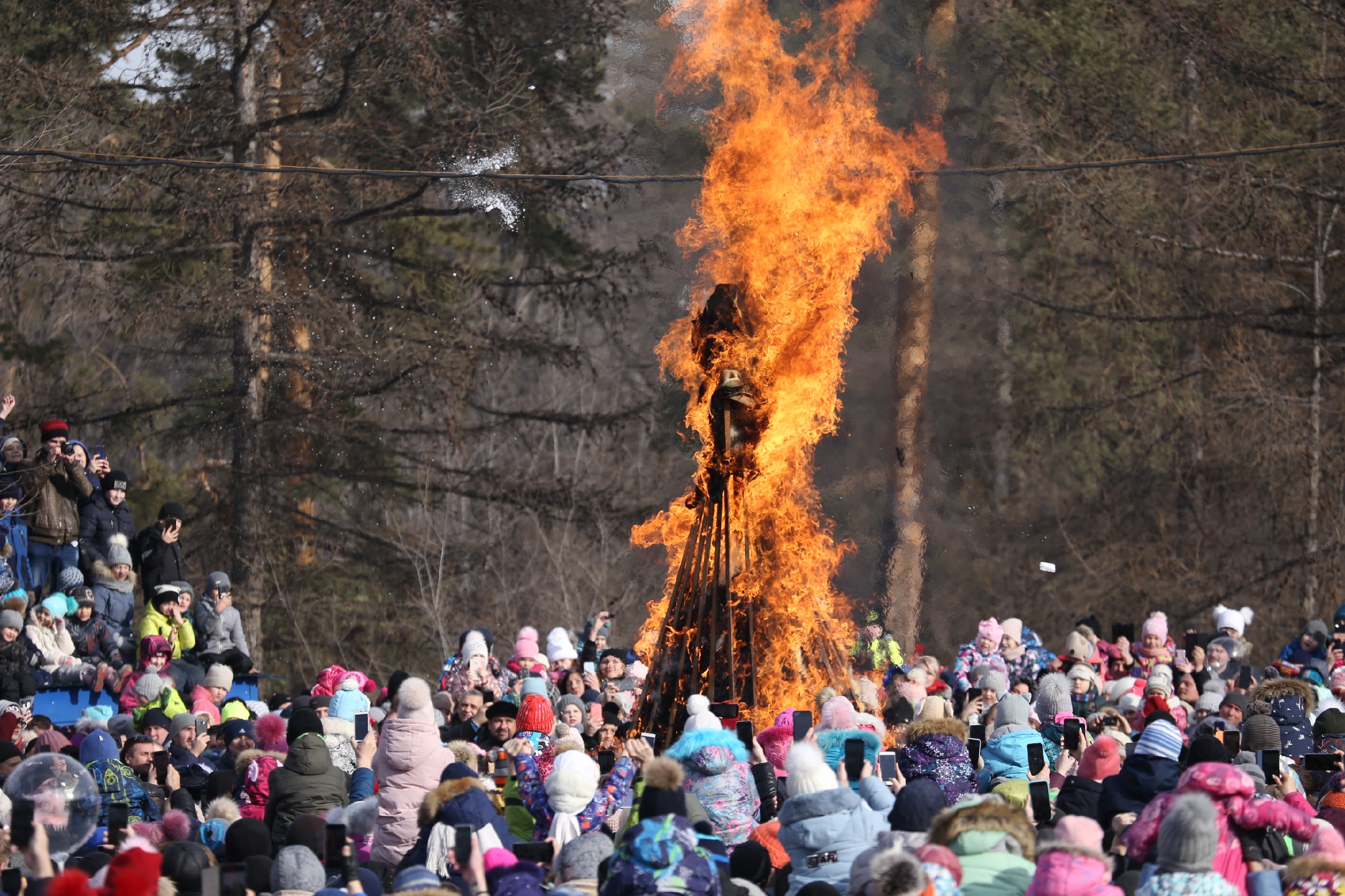 Сожжённое чучело, шашлык вместо блинов и бой за телевизор: как в Челябинске отметили Масленицу