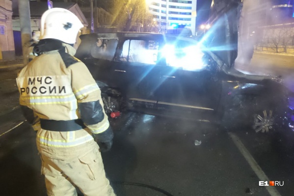 Пьяный водитель внедорожника выжил, его супруга сгорела в разбитой машине Пьяный водитель внедорожника выжил, его супруга сгорела в разбитой машине