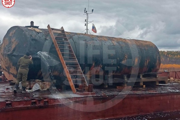 Сотрудники проверяли цистерну на прочность, но она треснула еще в начале октября Сотрудники проверяли цистерну на прочность, но она треснула еще в начале октября