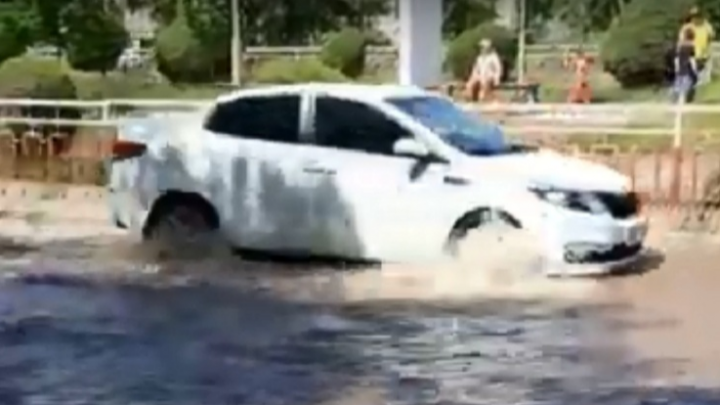 В Волгоградской области у памятника Алексею Маресьеву прорвало водопровод: улица превратилась в реку