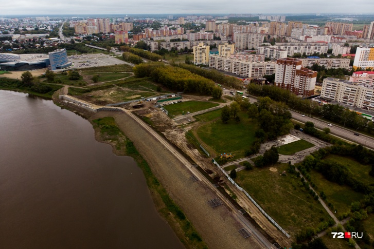 Весной мы показывали, как выглядит дамба. Спустя три месяца смотрим, как идут работы Весной мы показывали, как выглядит дамба. Спустя три месяца смотрим, как идут работы