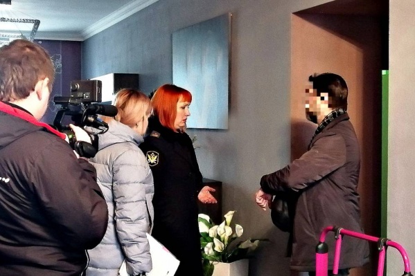Выселять людей владелица квартиры пришла вместе с судебными приставами Выселять людей владелица квартиры пришла вместе с судебными приставами