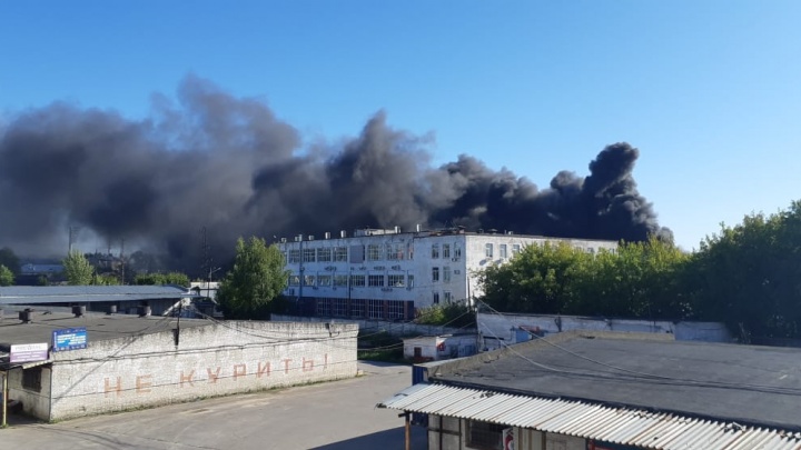 Крупное здание загорелось на Московском шоссе в Нижнем Новгороде