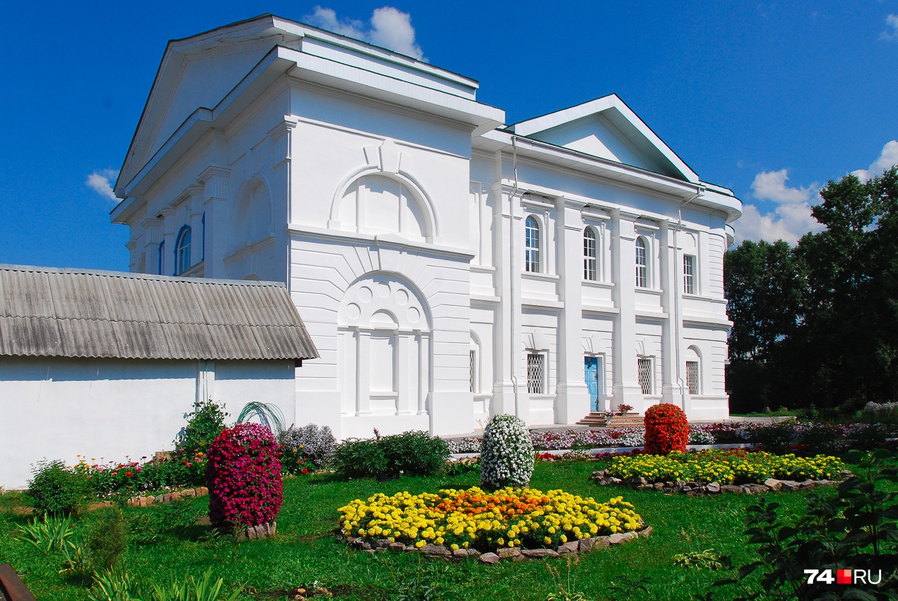 Церковь Иоанна Предтечи, построенная в 1824 году: она была в упадке и лишилась двух башен, но сейчас отреставрирована (хотя башен нет) Церковь Иоанна Предтечи, построенная в 1824 году: она была в упадке и лишилась двух башен, но сейчас отреставрирована (хотя башен нет)