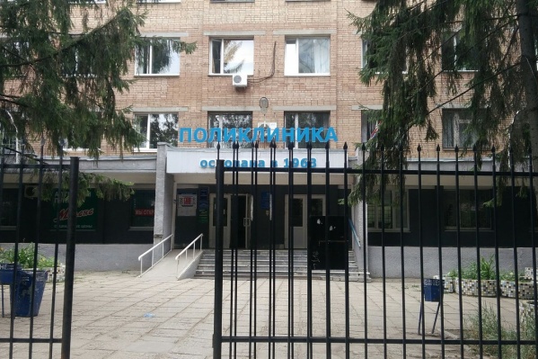 По словам очевидцев, мужчина 15 минут лежал на пороге больницы По словам очевидцев, мужчина 15 минут лежал на пороге больницы