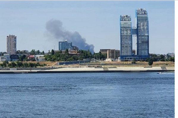 Столб чёрного дыма второй день подряд вздымается над городом Столб чёрного дыма второй день подряд вздымается над городом