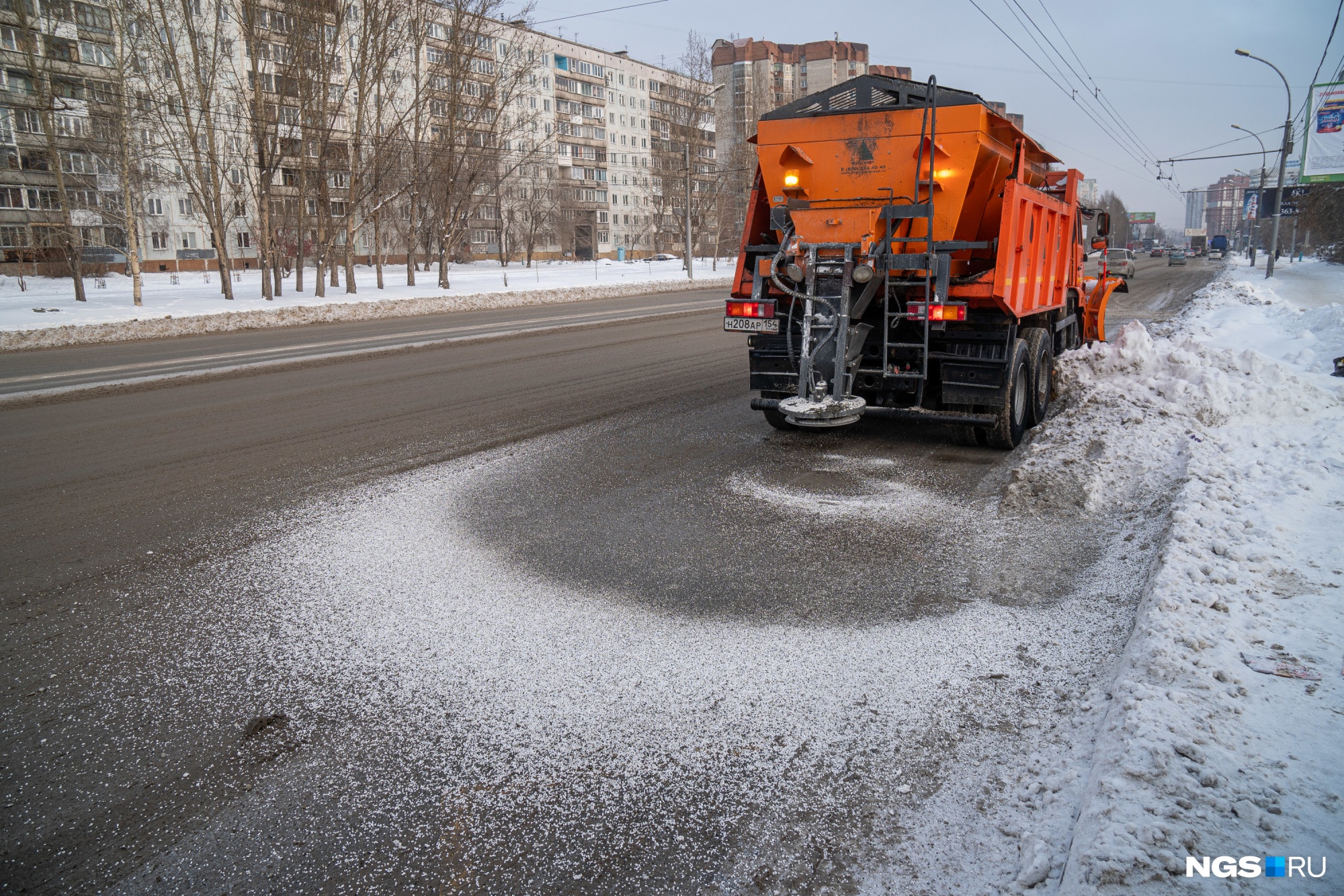 Зимой обильно посыпали противогололедной соляной смесью представьте себе знакомую картину дорогу