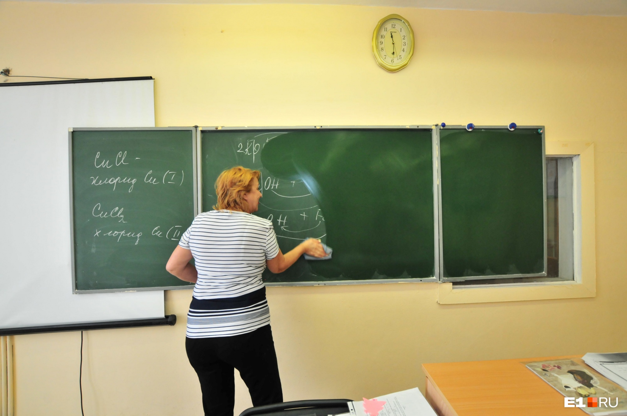 Свердловский губернатор потребовал отправить на удаленку пожилых учителей