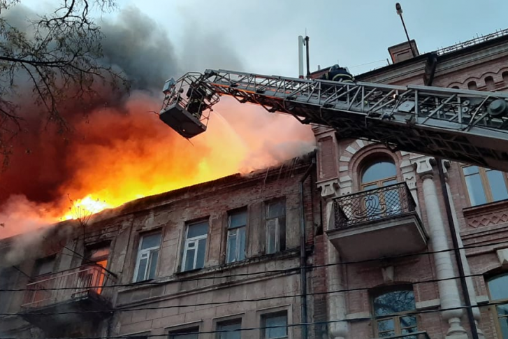В Ростове горит здание в исторической части города В Ростове горит здание в исторической части города