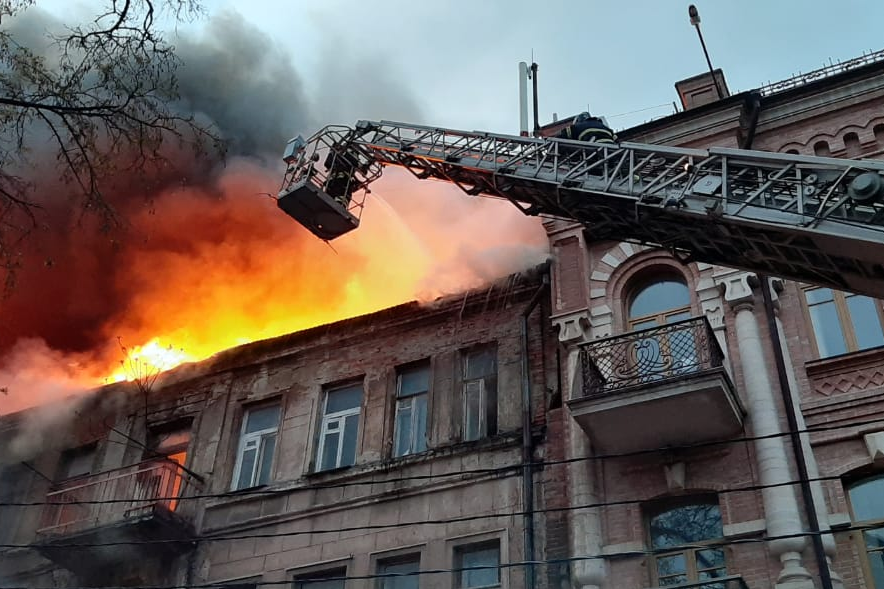 В Ростове в центре города загорелся столетний дом. Он уже горел в этом году