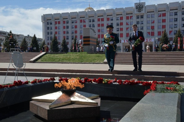 Глава региона и командующий 2-й гвардейской общевойсковой армией ЦВО Андрей Колотовкин возложили цветы к Вечному огню Глава региона и командующий 2-й гвардейской общевойсковой армией ЦВО Андрей Колотовкин возложили цветы к Вечному огню