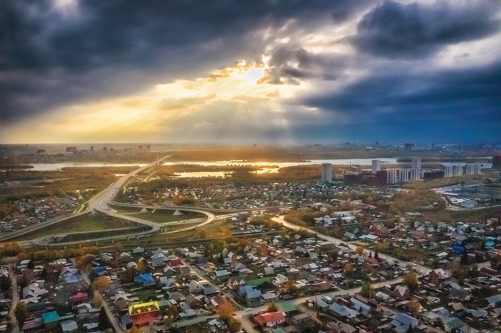 В объектив фотографа попали не только лесные пейзажи, но и городские — вдалеке, кстати, виднеется Бугринский мост В объектив фотографа попали не только лесные пейзажи, но и городские — вдалеке, кстати, виднеется Бугринский мост