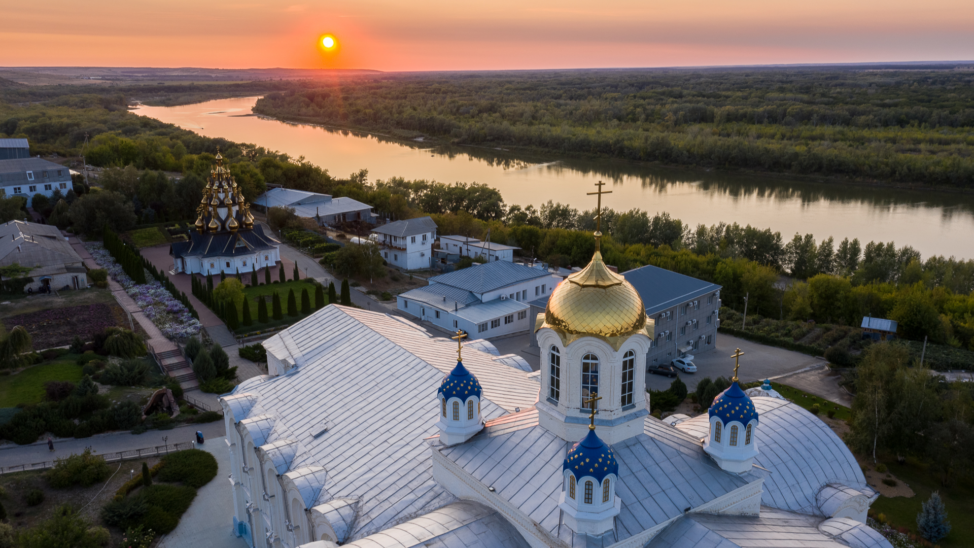 Усть-Медведицкий монастырь и россыпь домиков вдоль Дона: взгляд с высоты на Серафимович