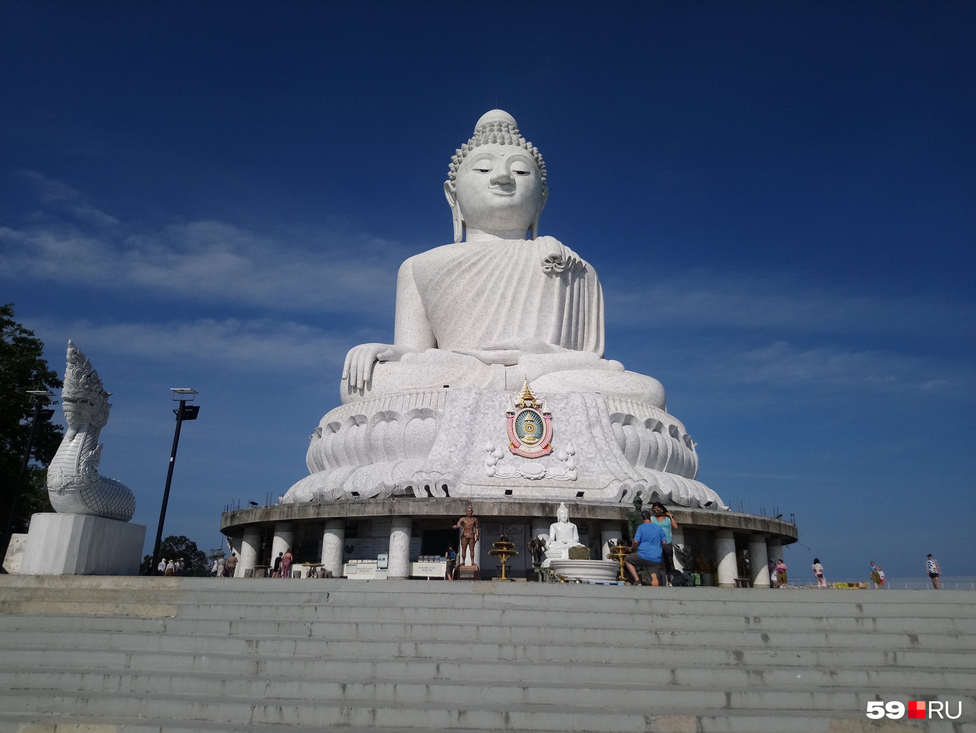 Этот Будда находится на острове Пхукет в Таиланде
