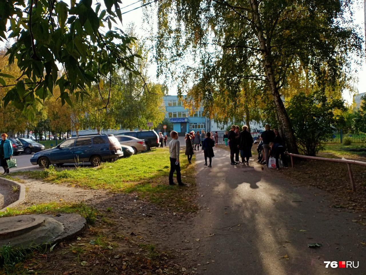 Дети и учителя гуляют около школы Дети и учителя гуляют около школы